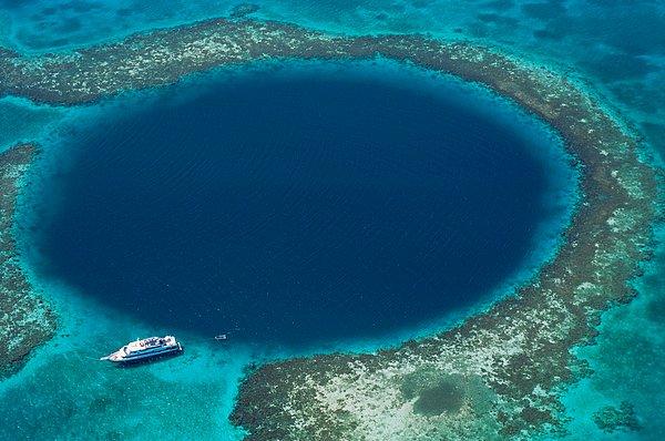 17. Belize kıyılarında, devasa büyüklükte yuvarlak bir obruk bulunuyor. Bu obruğun çapı 300, derinliği ise 120 metre.