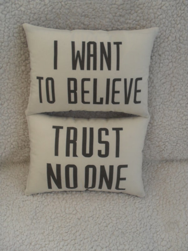 18. Если ты весь день провел в поисках правды и теперь просто хочешь полежать и отдохнуть, то эти подушки созданы для тебя.