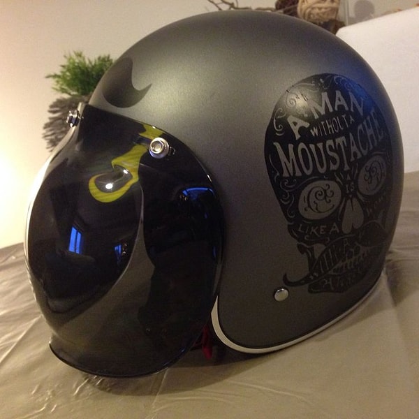 Классическая каска будет не к лицу такому мотоциклу. Поэтому, мы подобрали подходящие фасоны, которые дополнят крутой образ.