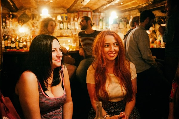 11. Сплетничаете про общую подругу.