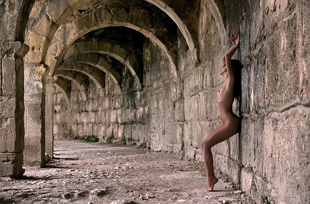 Fransa'da yayımlanan ve dünya sanat çevreleri tarafından nü fotoğraf, resim ve heykel sanatında önemli bir referans olarak kabul edilen Nude Art Today adlı kitap baskısında Niko Guido'ya iki sayfa ayırdı.