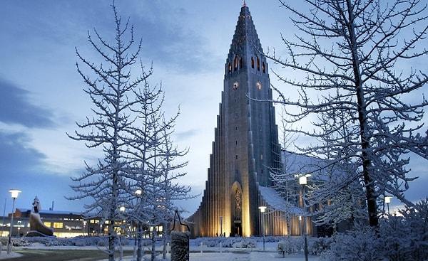 İzlanda'nın son zamanlarda dini inançlardan giderek uzaklaşıp ateistliğe doğru kaydığı anket çalışmaları sayesinde aşina olduğumuz bir durum.