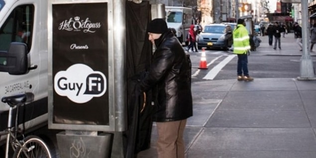 Bu ihtiyacı gören Hot Octopuss CEO’su Adam Lewis sıradışı bir girişimde bulunmuş: New York sokaklarına Mastürbasyon Kabinleri