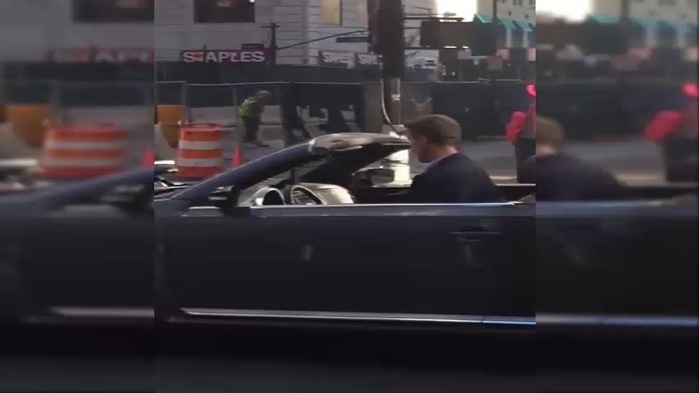 Парень зажигает под Бруно Марса, сидя в автомобиле