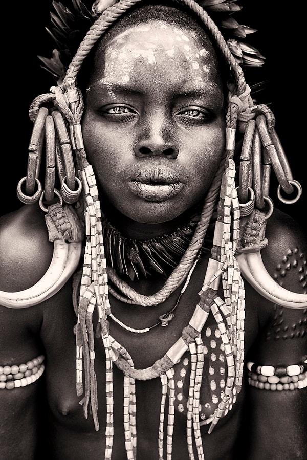 9. Etiyopya'daki Muris kabilesinden bir kız çocuğu