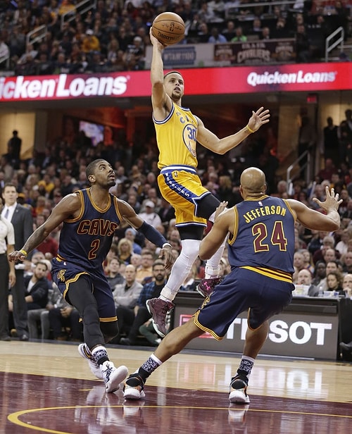 Stephen Curry'li Warriors, LeBron James'li Cavaliers'e Fark Attı