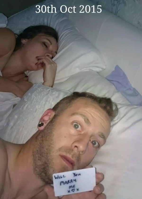 В течение 5 месяцев он делал фотографии с будущей супругой, размещая на заднем плане листочек с надписью "Ты выйдешь за меня замуж?"