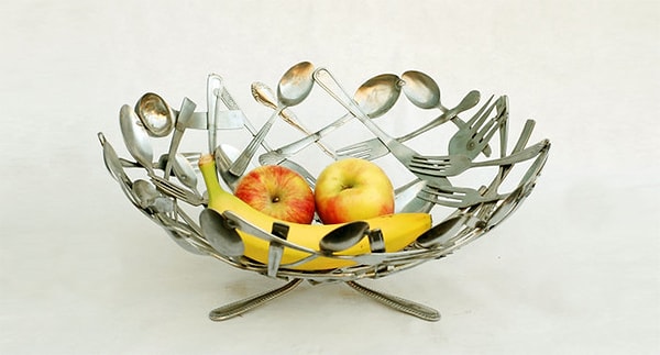 22. Корзинка для фруктов из вилок и ложек