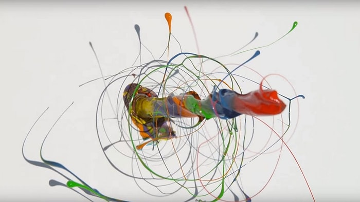 Boyanın Büyüleyici Dansı! Ağır Çekim Görüntüleriyle Boyaya Batırılmış Matkap