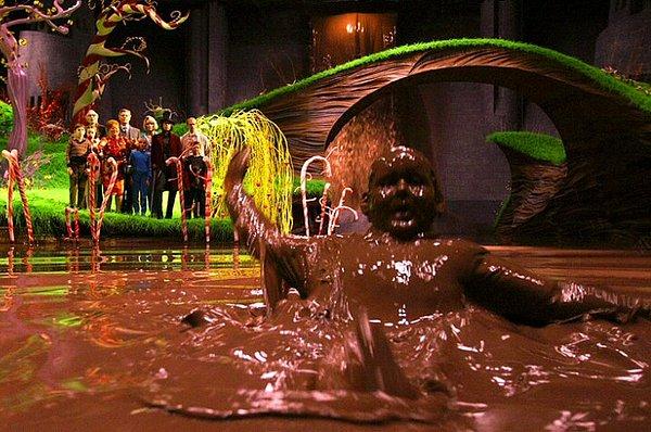 1. Çarli’nin Çikolata Fabrikası filminde, Willy Wonka’n ın fabrikasında gördüğümüz çikolata nehri, gerçek çikolata ve sudan yapılmıştır. Bu sebeple çekim bittikten sonra bozulup geriye bir hayli kötü bir koku bırakmıştır.