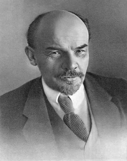 Bununla birlikte Lenin ve Rasputin’in de son derece ilginç olacağını, bu tarihsel figürleri canlandırmak istediğini de söylemişti.