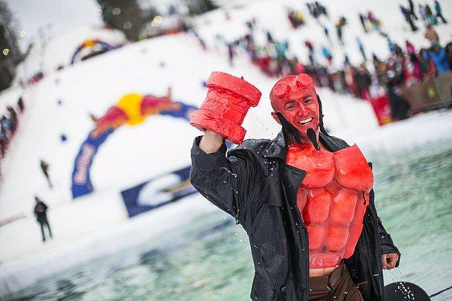 4. Bembeyaz karların arasında kıpkırmızı bir süper kahraman olup gezeni de vardı... Hell - o Hellboy!