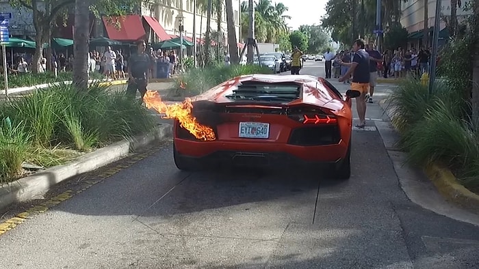 Dünyanın En Bahtsız İnsanı: Vale İçindeyken Lamborghini Alev Alev Yandı