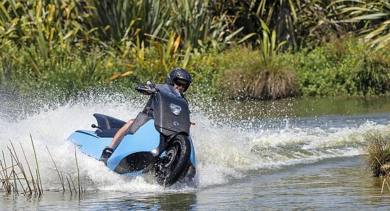 Bu Motosiklet 5 Saniyede Jet Ski’ye Dönüşebiliyor!