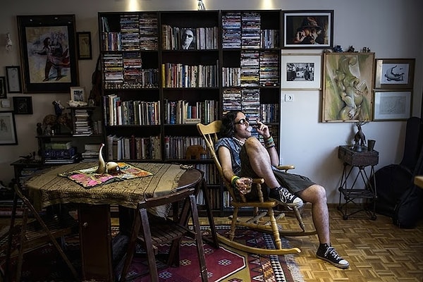 6. Местная знаменитость Eylya курит и выпивает дома.