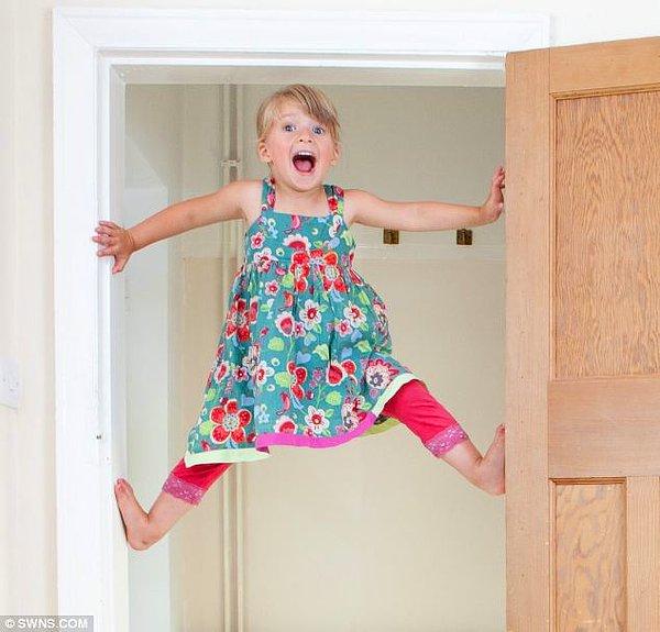 5. Kapı pervazına tırmanan bir çocuğu görünce, "Acaba hala ben de tırmanabilir miyim?" diye düşünüp denemeye kalktığında.