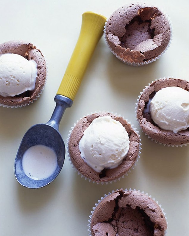 8. Sizin cupcakeler de fırından çıkınca ortaları böyle çöküyor mu?