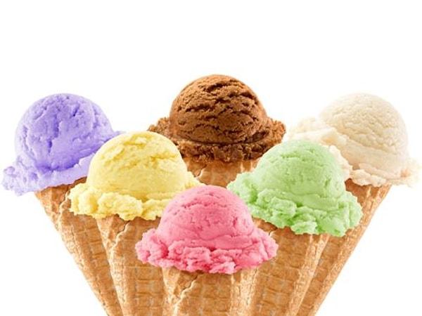 12. Dondurma sıcak ışıklardan dolayı eriyeceği için, çekimler sırasında dondurma yerine patates püresi kullanılıyor.