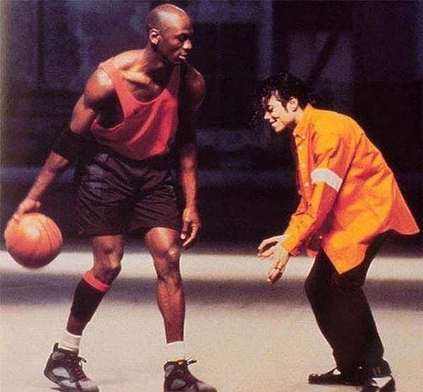 8. Micheal Jordan ve Micheal Jackson basketbol oynarken, 1992.