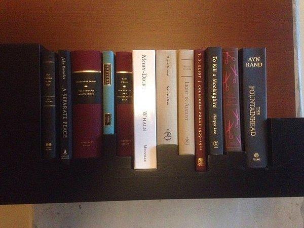 12. Bir otel odasının kitaplığı sadece bu kitaplara göre ayarlanmış.