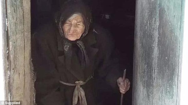 Старушка живет так, как и жила все эти годы. Разве что соседи теперь больше заботятся и помогают.