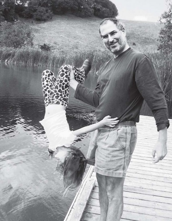 17. Стив Джобс с дочерью Евой в парке. Пало-Альто, Калифорния, 2002 год.
