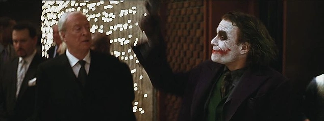 Michael Caine, bu səhnədəki sözlərini Heath Ledger'i ilk dəfə Joker olaraq gördüyü üçün unutmuşdu.