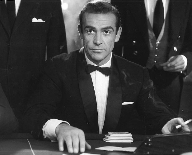 Sean Connery, James Bond rolunu canlandırarkən parik istifadə edirdi.