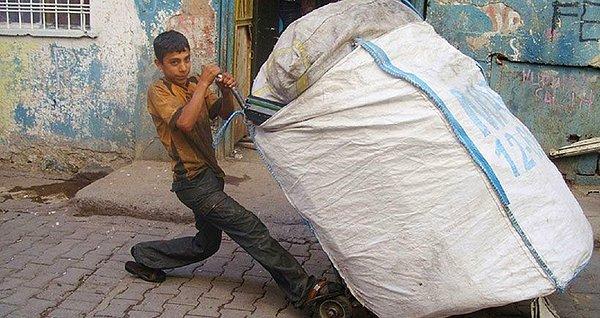 Onlar, çöplerdeki ya da sokağa bırakılmış sahipsiz kağıtları toplayan atık kağıt işçileridir.