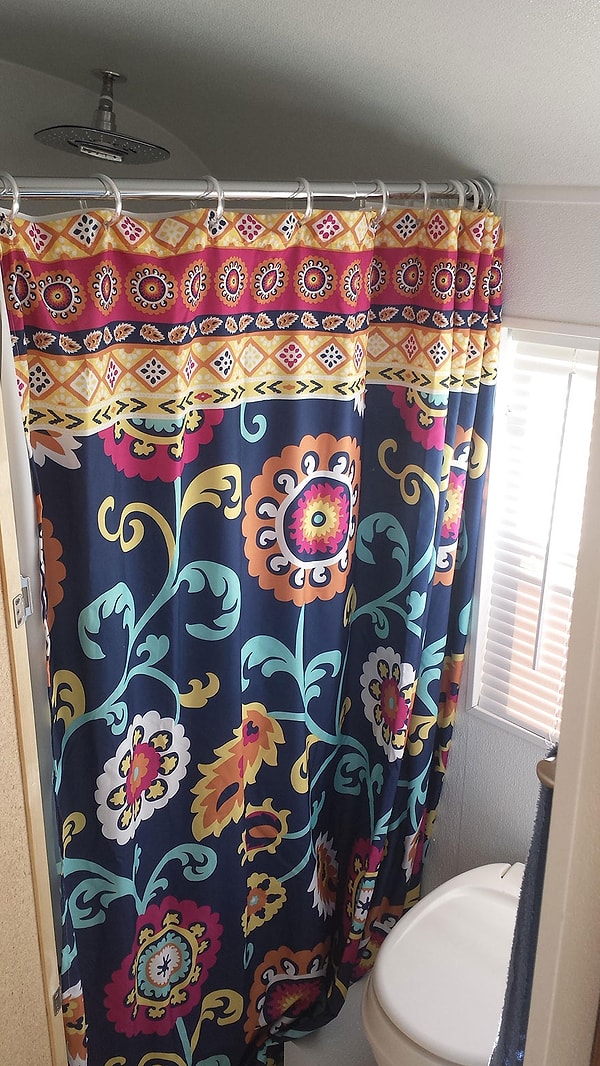 И небольшой душ рядом с туалетом