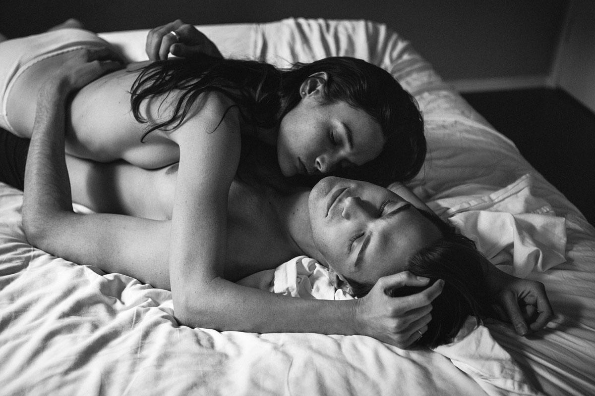 женщины спят с мужиками голыми фото 112