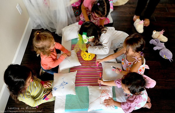 9. Как на счет того, чтобы украсить дом руками ребёнка?