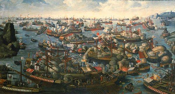 Osmanlı Donanması, İnebahtı körfezinde Haçlı donanmasının karşısına çıkar.