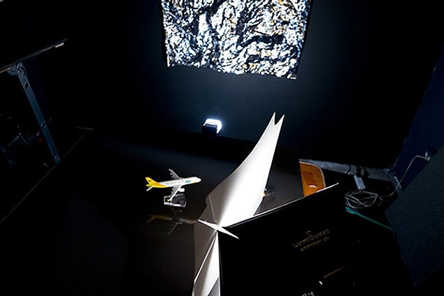 6. Adım: Ana ışık olarak küçük bir softbox'ı olan bir speedlight kullanın. Işığı yaymak için speedlight'ın önüne akrilik bir levha yerleştirin.
