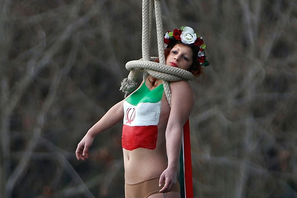 FEMEN Üyesi, Ruhani'yi Protesto Etmek İçin Kendini 'Astı'
