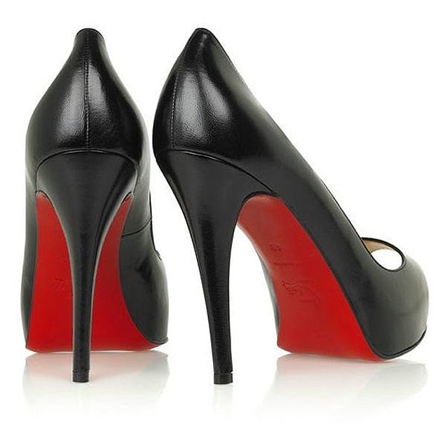 Лабутены песня. Лабутен Стилетто. Кристиан лубутен. Christian louboutin туфли яркие. Черные туфли с красной подошвой