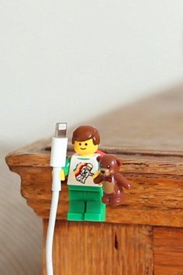 1. Hadi en basiti ile başlayalım! Minik lego adamları evin en kullanışlı şeyi yapalım!
