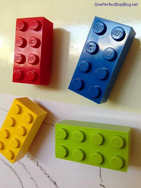 5. Buzdolabının üzerini renklendirmek için tek gereken lego!