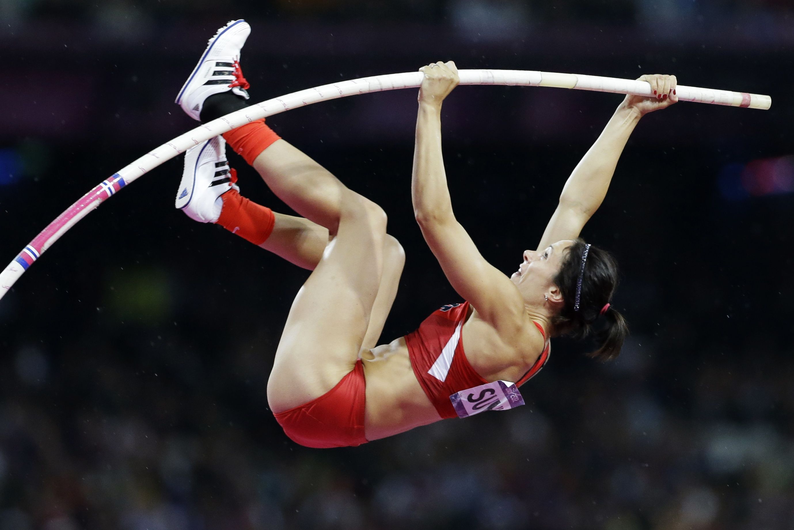 Прыжки с 6. Лёгкая атлетика прыжки с шестом Исинбаева. Pole vaulter Исымбаев. Елена Исинбаева упс. Итальянская прыгунья с шестом.