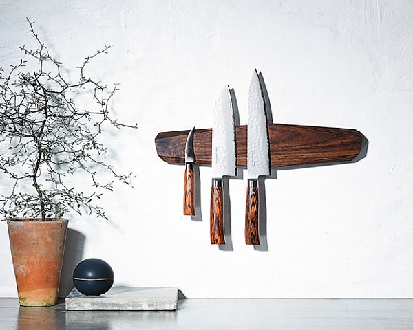 2. Магнитная деревянная дощечка для самых классных ножей в коллекции: