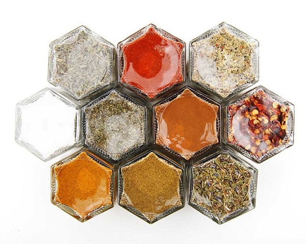 5. Яркие стеклянные контейнеры для специй. Они магнитные, поэтому их можно повесить на холодильник и сделать из них разноцветные медовые соты: