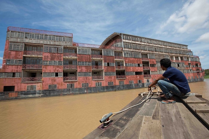 Terk Edilmiş Yüzen Otel Khmer Sanatına Ev Sahipliği Yapacak
