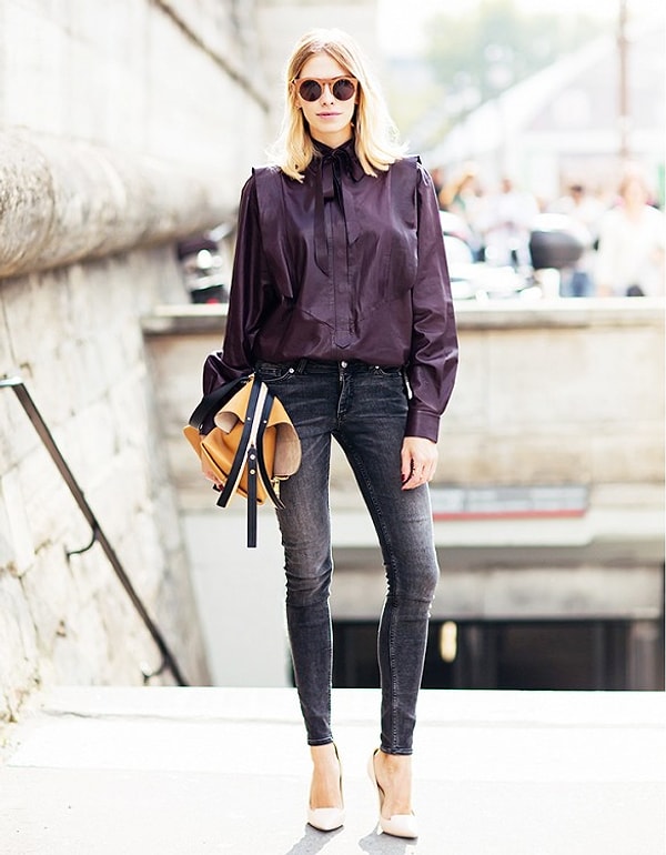 2. Блузка с высоким воротником.