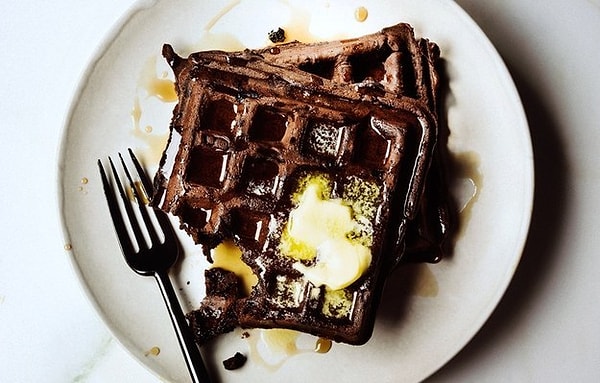 4. Вафли из темного шоколада с маслом и сиропом