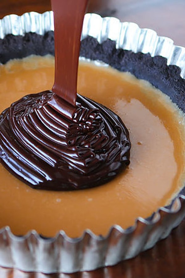 13. Пирог из темного шоколада, карамели и печенья