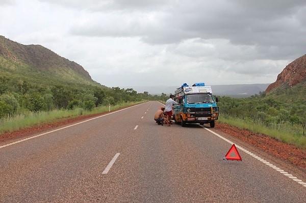 Даже машину научились ремонтировать. А что делать?