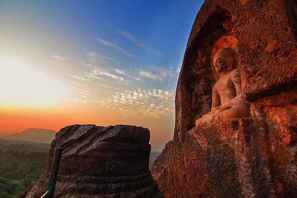 21. Пещеры, высеченные в скалах Bojjanna Konda, Вишакхапатнам, Андхра-Прадеш