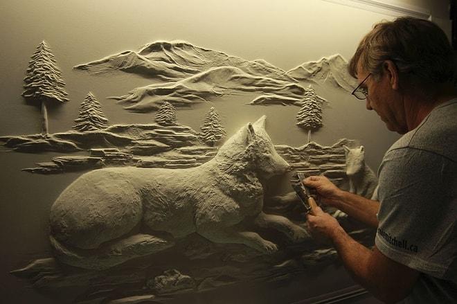 Basit Bir Alçı ile Duvarını Sanat Eserine Dönüştüren Sanatçı