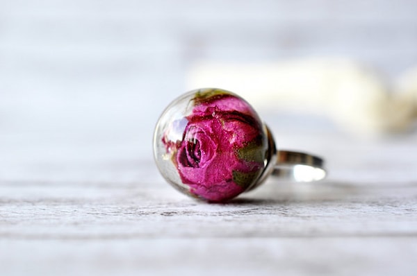 В ее коллекции есть и кольца, правда их не так много.