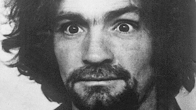 9. Bir seri katil olarak birçok hayranı (!) bulunan Charles Manson, 7 kişinin ölümünden sorumlu.